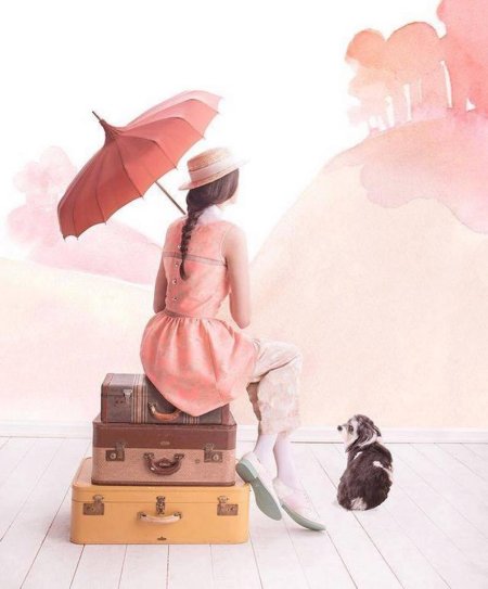 Девушка сидит на чемодане