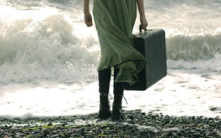 Девушка с чемоданом уходит