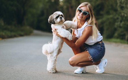 Блондинка с собачкой