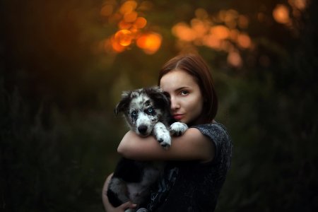 Красивая девушка с собакой