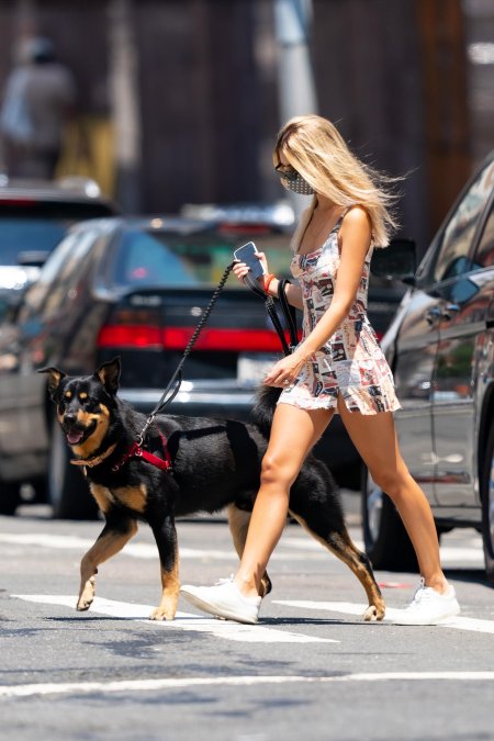 Эмили ратажковски выгуливает собаку