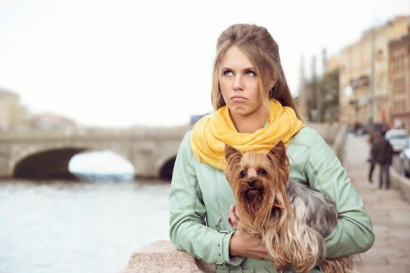 Девушка с собачкой