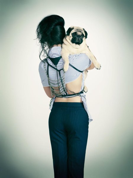 Девушка с мопсом