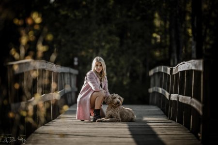 Блондинка с собакой