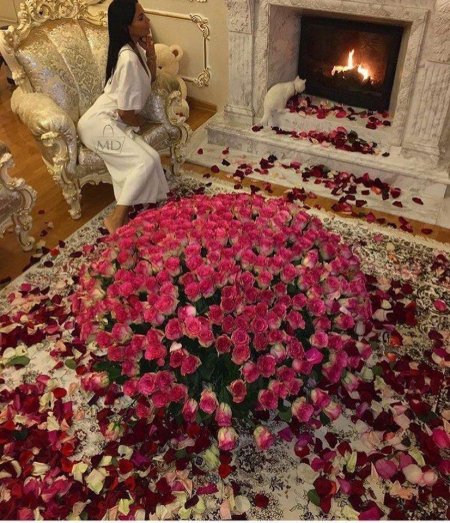 Шикарные букеты цветов в богатом доме