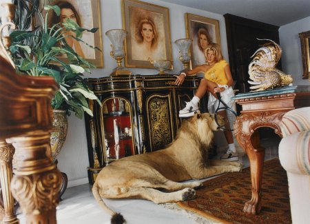 Девушка в богатом доме