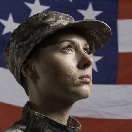 Женщина солдат