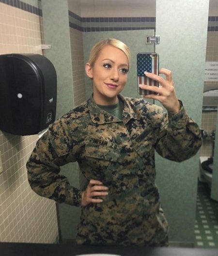 Девушка военнослужащая