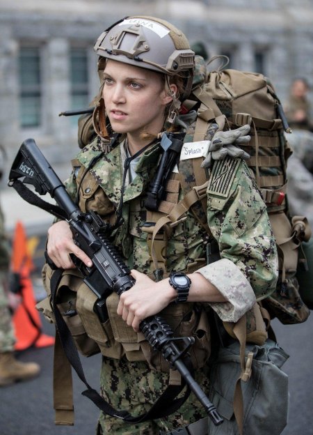 Девушка в военной форме