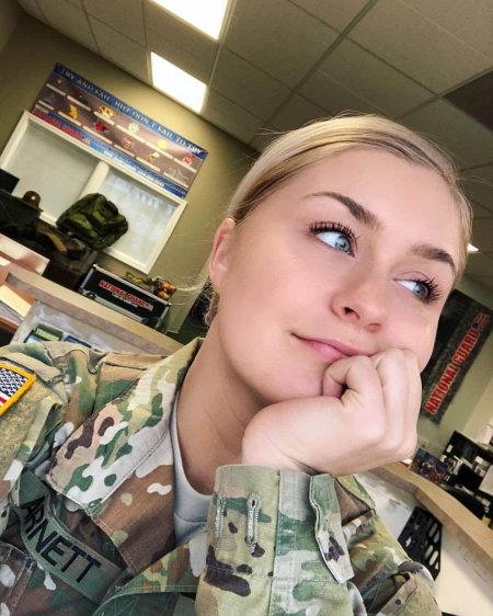 Девушка и женщина