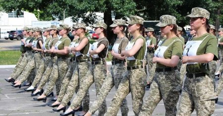 Украинские женщины военнослужащие на каблуках