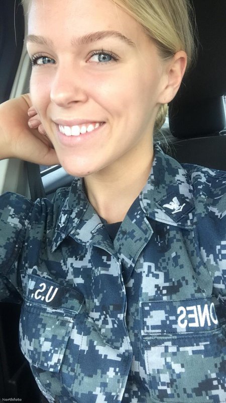 Красивая девушка в военной форме