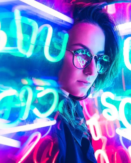 Девушка неон