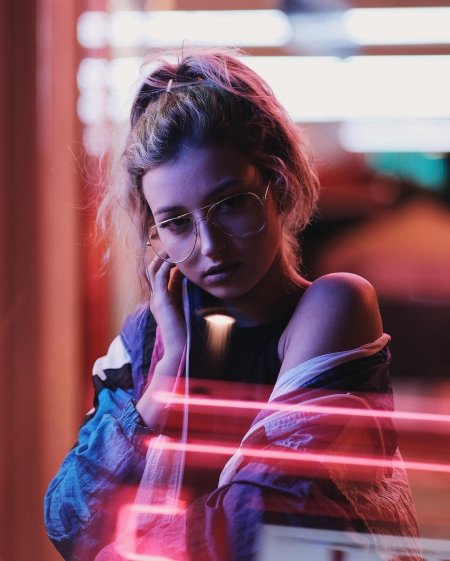 Девушка неон