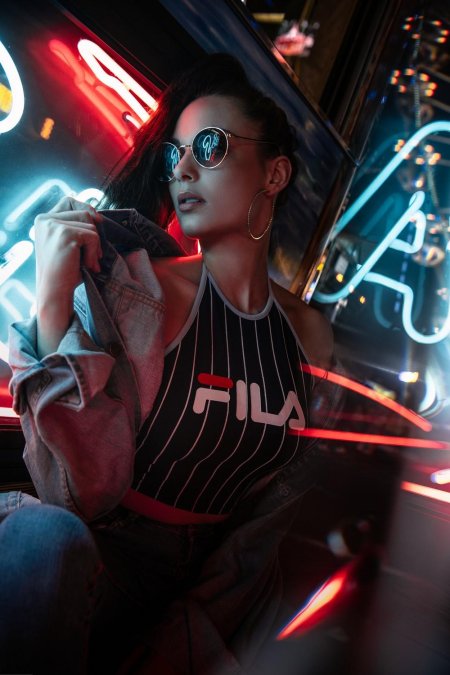 Неон девушка