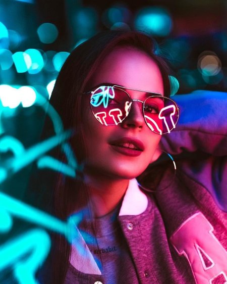 Неоновая девушка