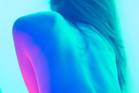 Девушка в неоне