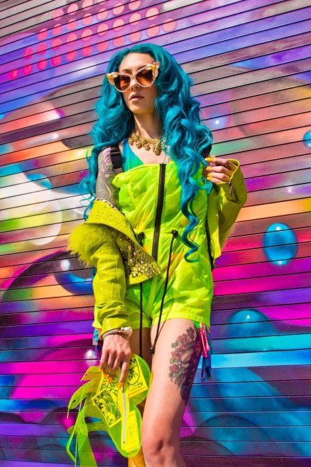 Яркая одежда