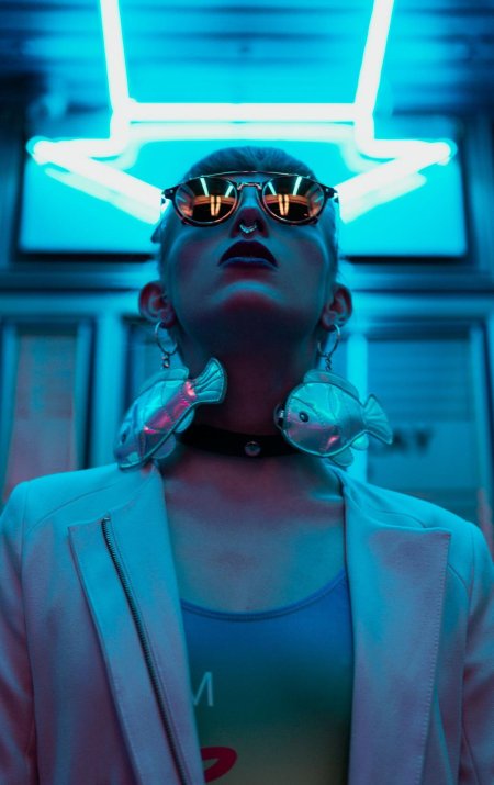 Девушка в неоне