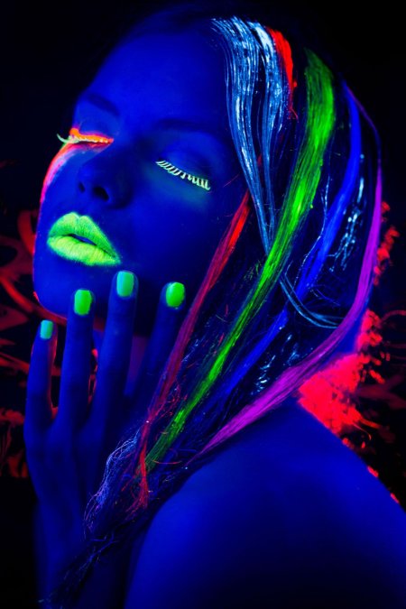 Неоновая девушка
