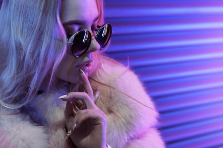 Девушка в розовом неоне