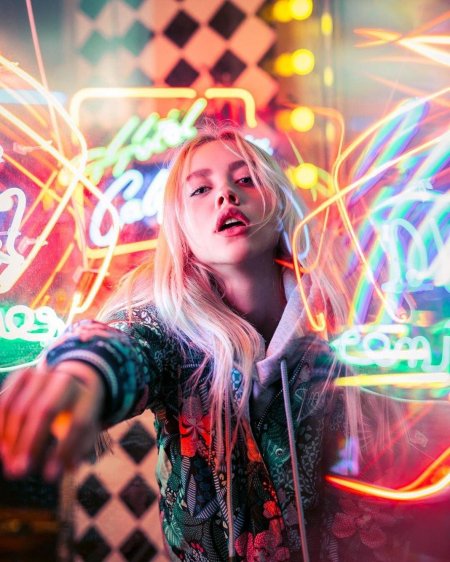 Портрет в неоновом стиле