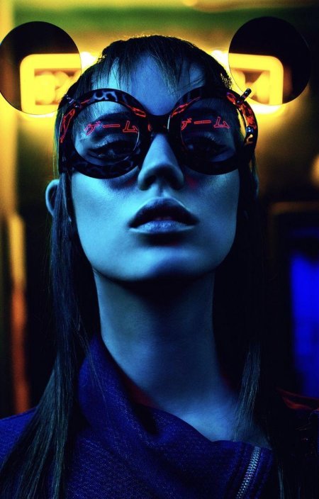 Девушка в очках неон
