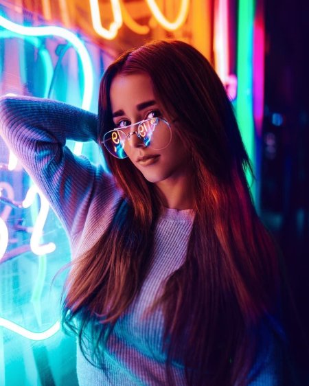 Неон девушка