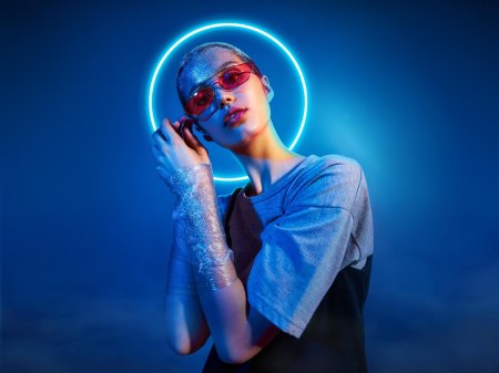 Девушки в неоновом стиле