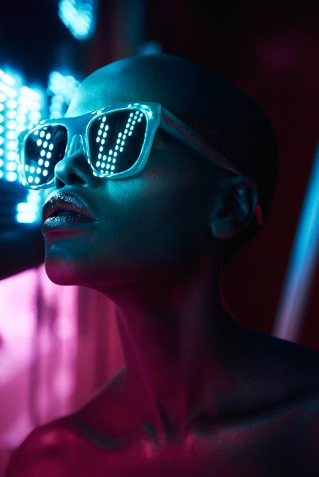 Неоновая девушка