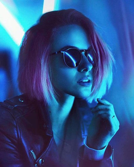 Девушка в неоне