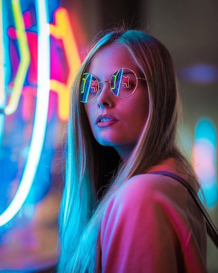 Девушка неон
