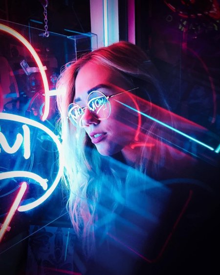 Девушка неон