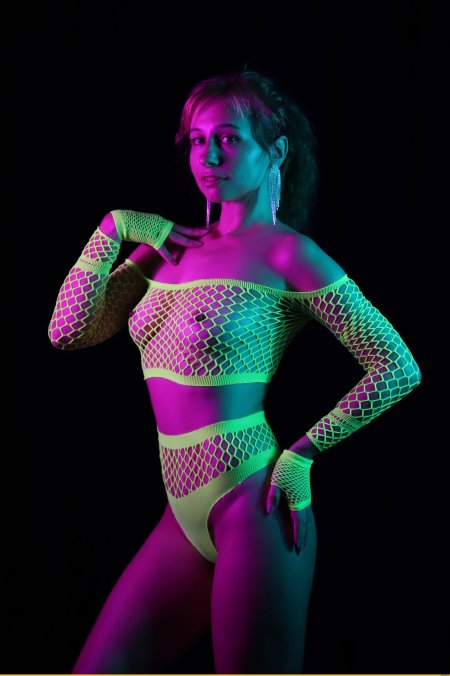 Неоновая грудь