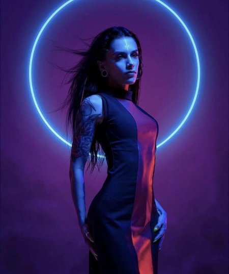 Девушка неон