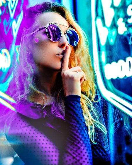 Девушка в неоне