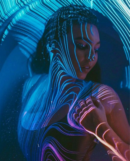 Девушка в неоне