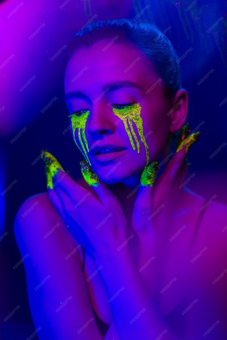 Под неоновым светом