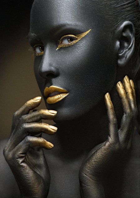 Черная девушка с золотом