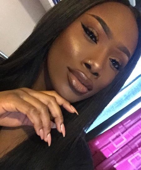 Красивый негр в макияже