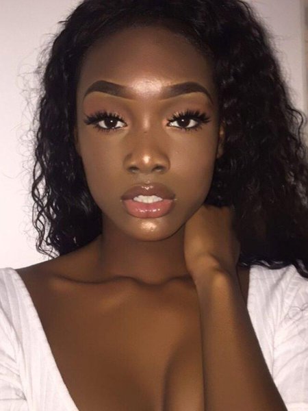 Темнокожая девушка