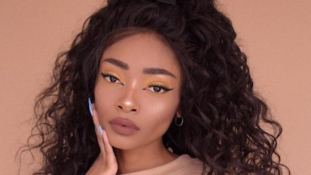 Темнокожая девушка