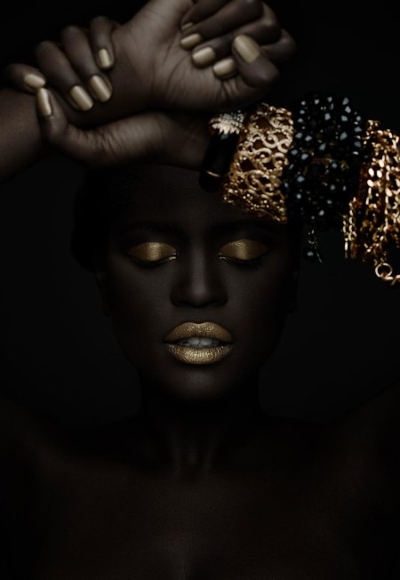 Африканка в золоте