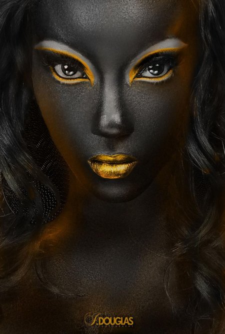 Черная девушка с золотым макияжем