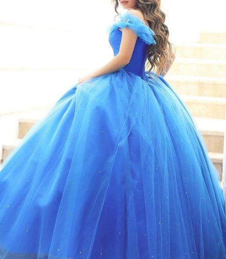 Пышное голубое платье