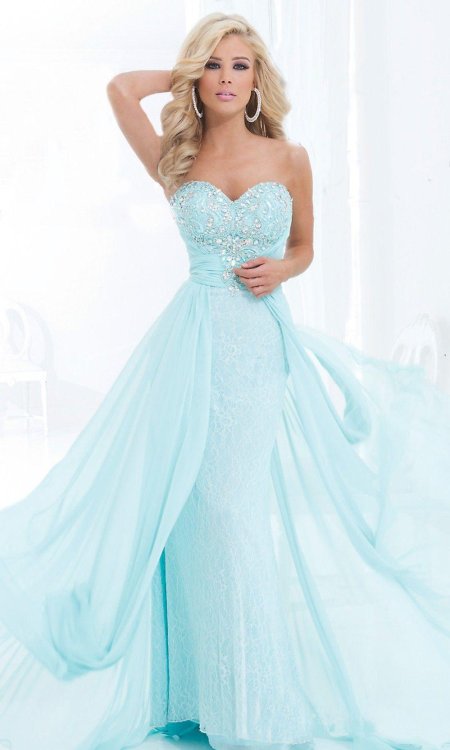 Блондинка в голубом платье