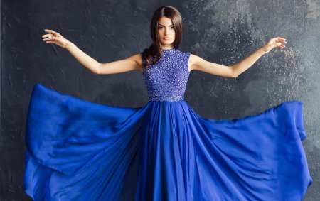 Девушка в синем платье