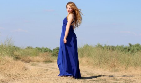 Красивая девушка в синем платье