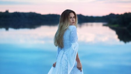 Девушка в голубом платье