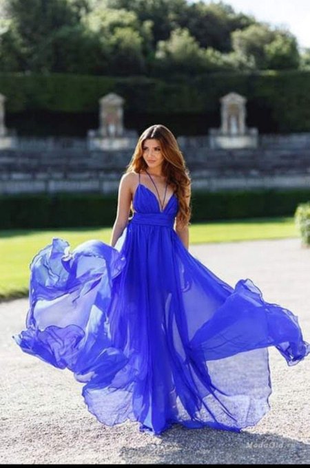 Девушка в голубом платье